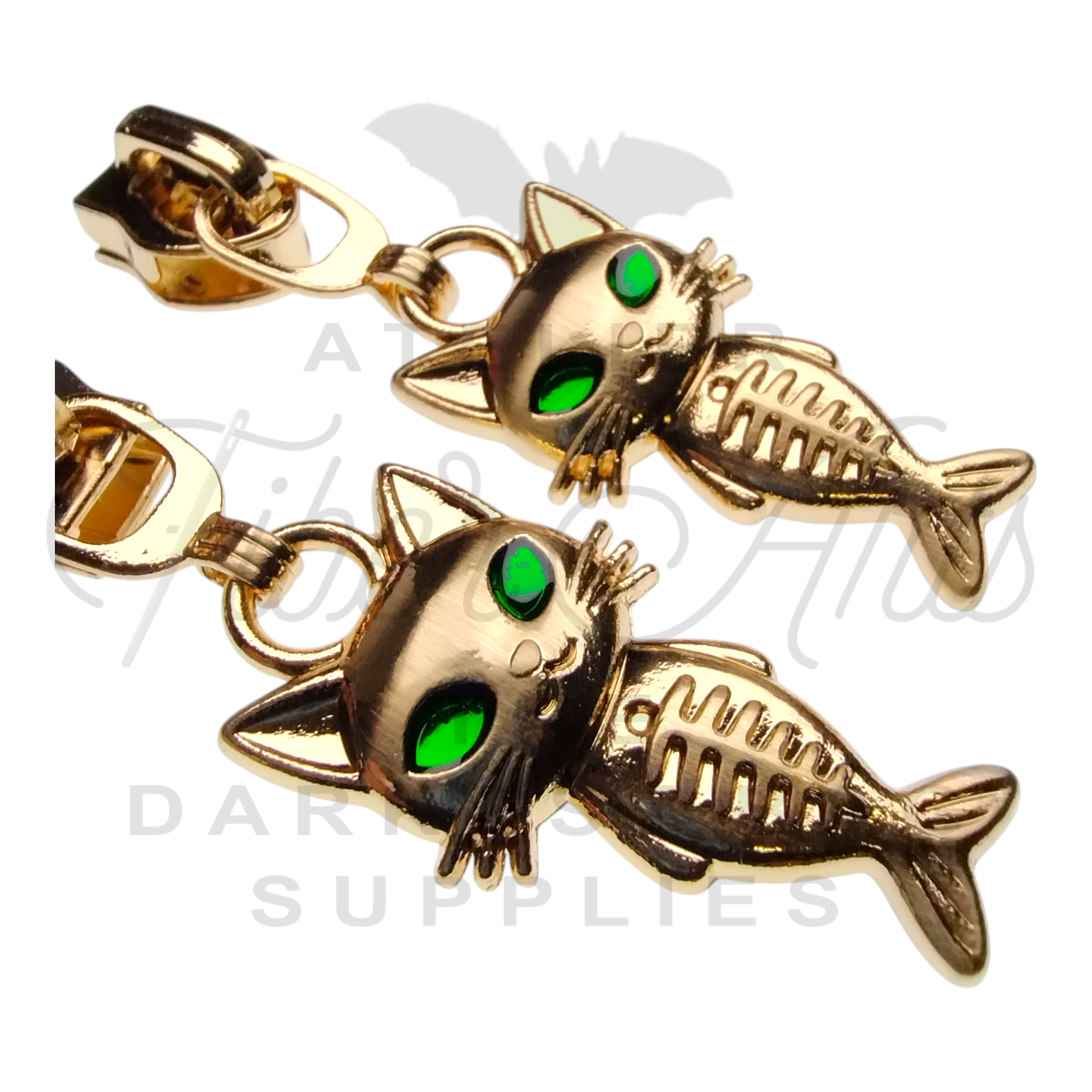 #5 Mercat with Green Eyes Zipper Pulls in Brushed Gold at Atelier Fiber Arts